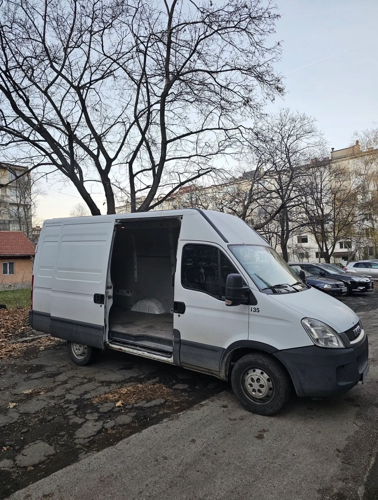 Стандартен товарен бус